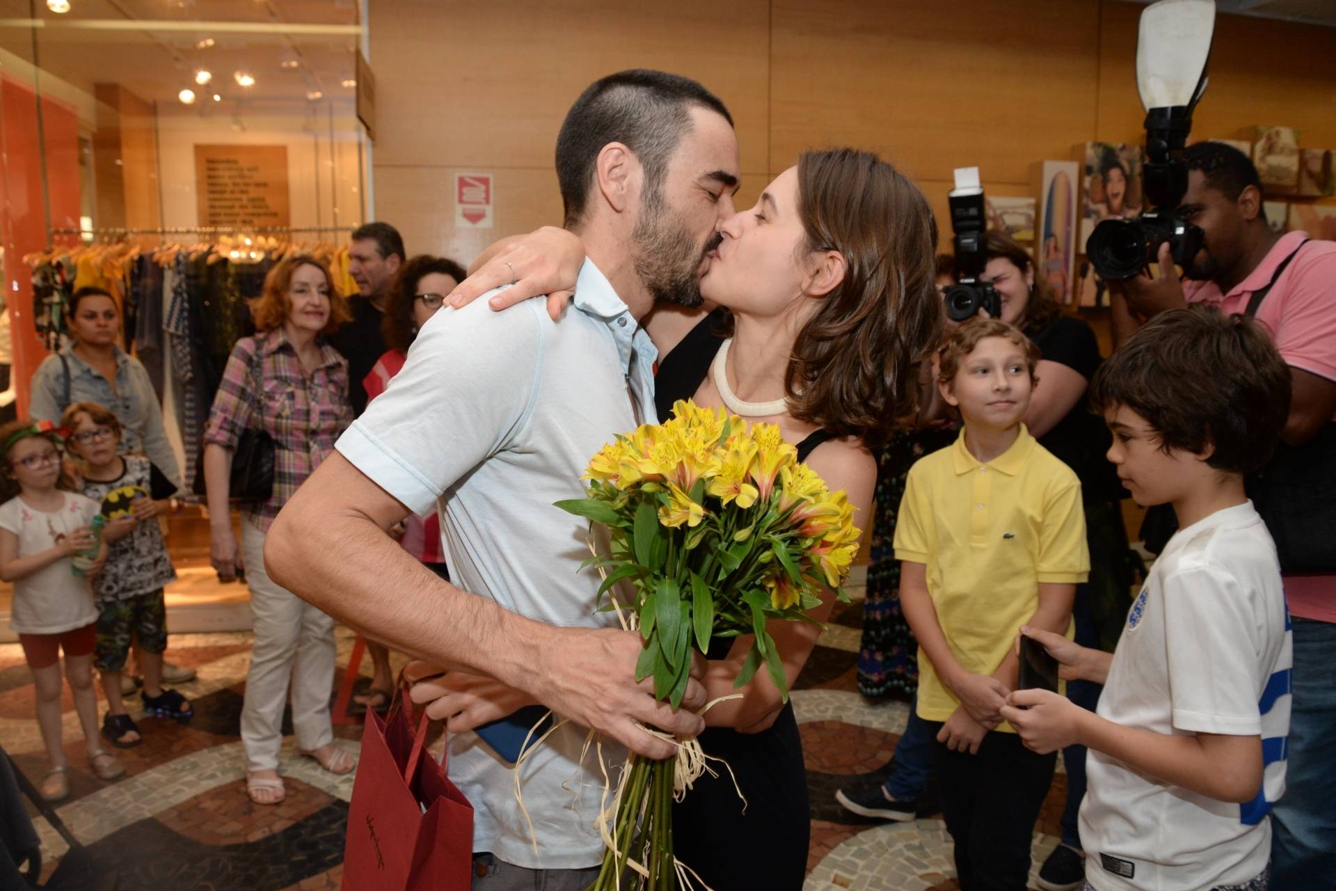 Caio Blat beija Luisa Arraes na estreia da peça teatral de autoria da atriz - Divulgação/Léo Marinho