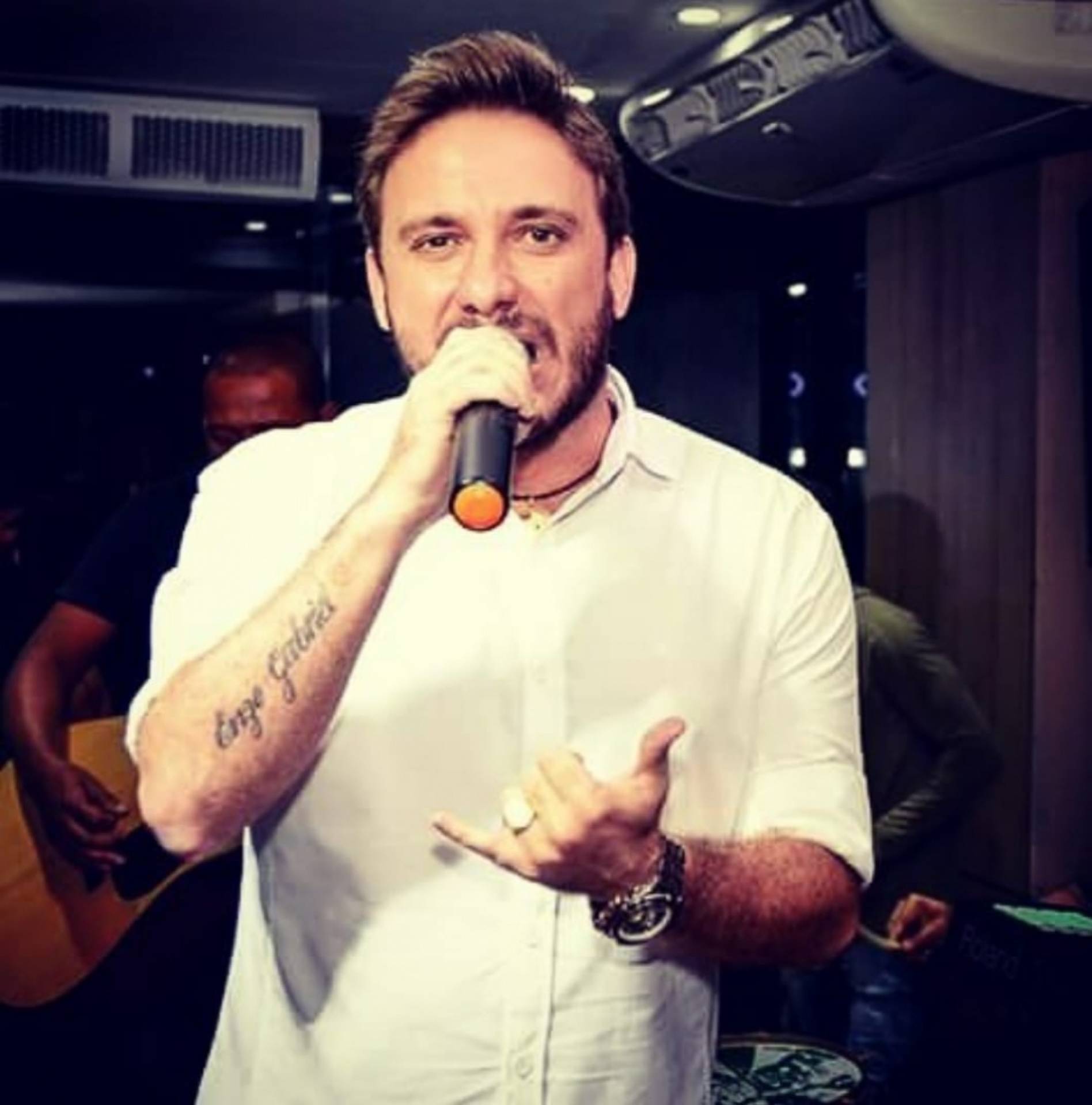 O cantor Tuca Maia vai alternar a interpreta&ccedil;&atilde;o de  cl&aacute;ssicos nacionais e internacionais com sucessos da atualidade  - Divulga&ccedil;&atilde;o