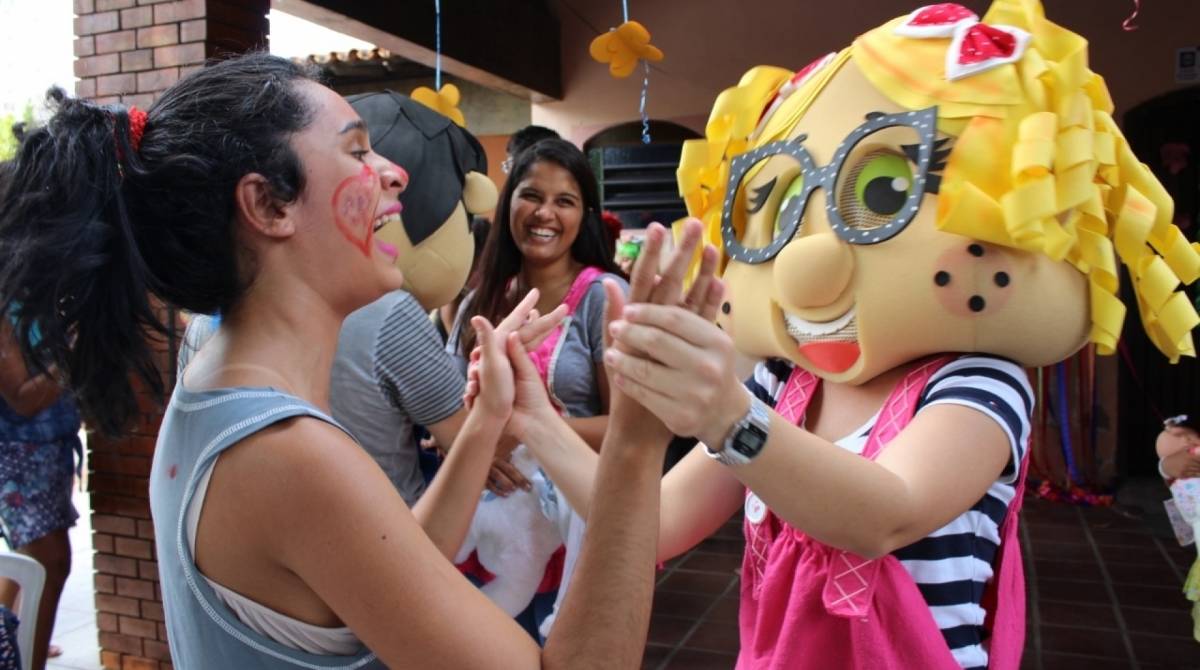 Pink mostra músculos volumosos ao brinca com filha em Miami