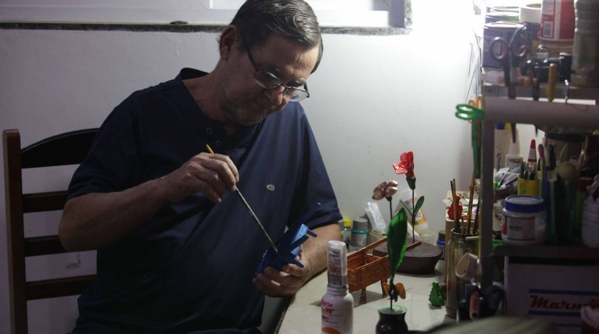 Enquanto aguarda ligação do hospital com a notícia da chegada do remédio, Martinho dos Santos faz artesanato 
para evitar a depressão - Ricardo Cassiano