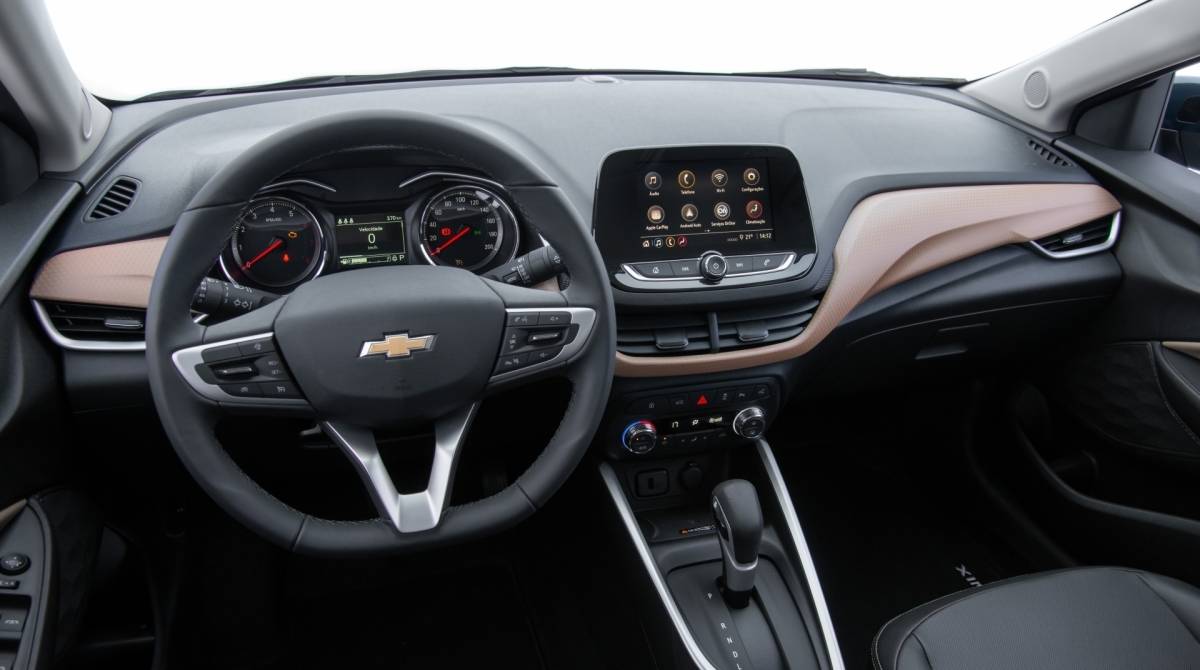 Interior tem design que remete ao irmÃ£o maior e mais caro Cruze