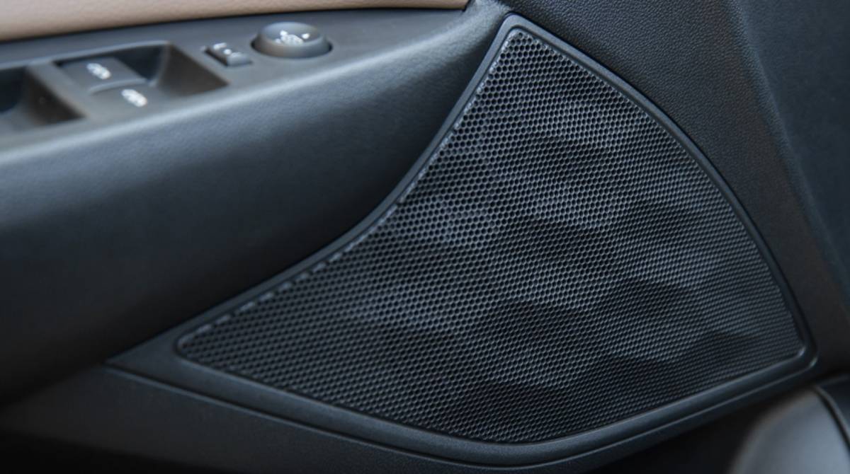 Acabamento interno das portas tem textura com desenho de pol&iacute;gonos que se repete nas sa&iacute;das de som