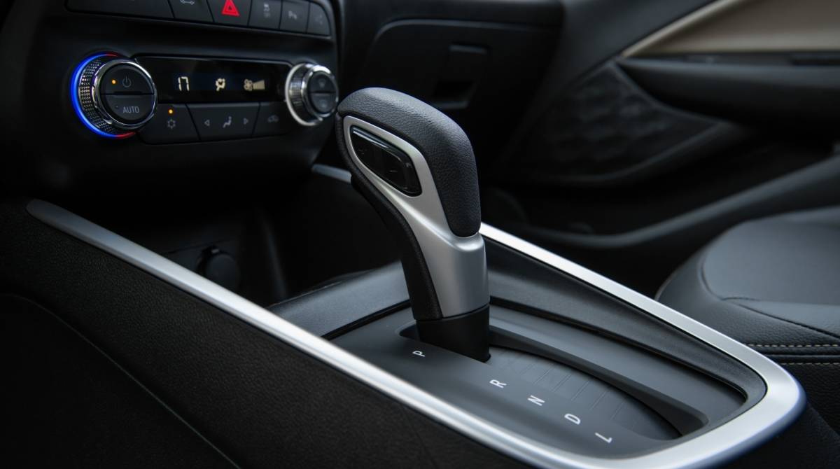 Console tem detalhe cromado nas bordas da manopla