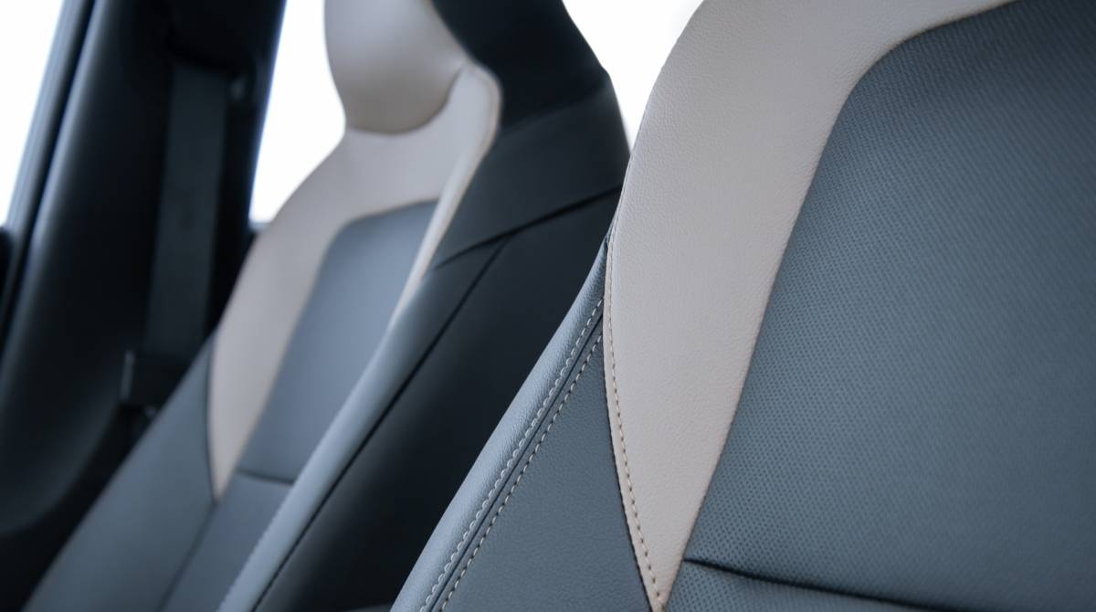 Os bancos do Onix Plus são inteiriços e na versão Premier tem revestimento em dois tons