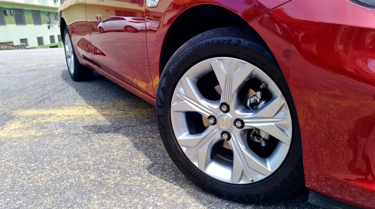 Rodas são de liga e aro 16 polegadas na versão Premier