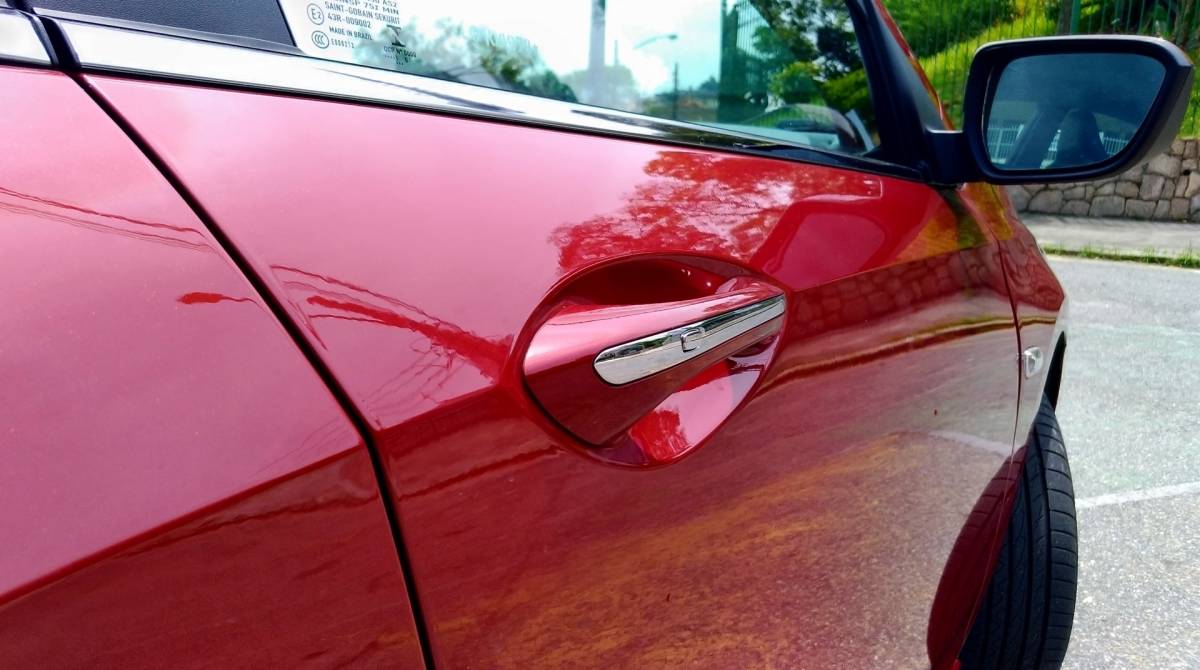 Chave presencial facilita na hora de acessar o novo Onix Plus. Botão na maçaneta serve para desbloquear e bloquear o carro desde que a chave esteja próxima