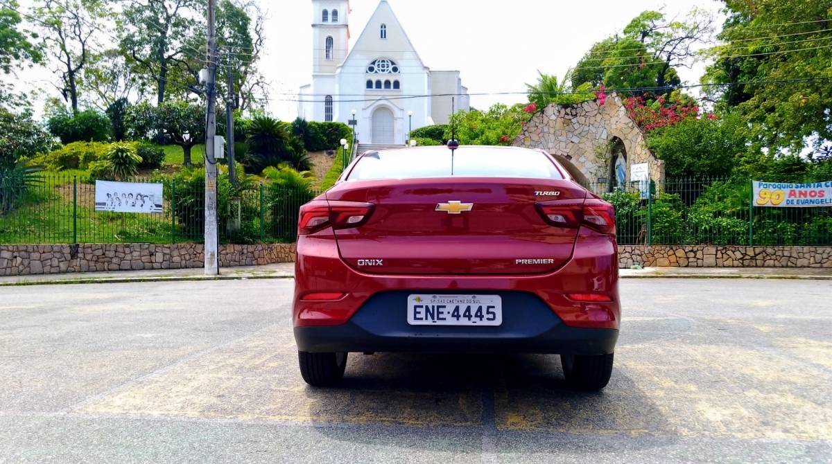 Traseira chama atenção na versão Premier pelas lanternas em LED