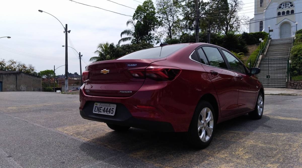 Traseira chama atenção na versão Premier pelas lanternas em LED