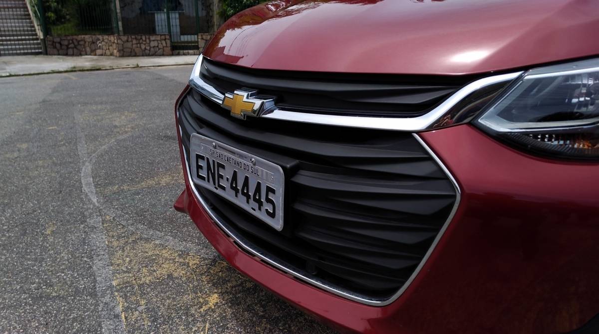 Grade dianteira hexagonal é mais ampla na nova geração e deixa o modelo mais agressivo