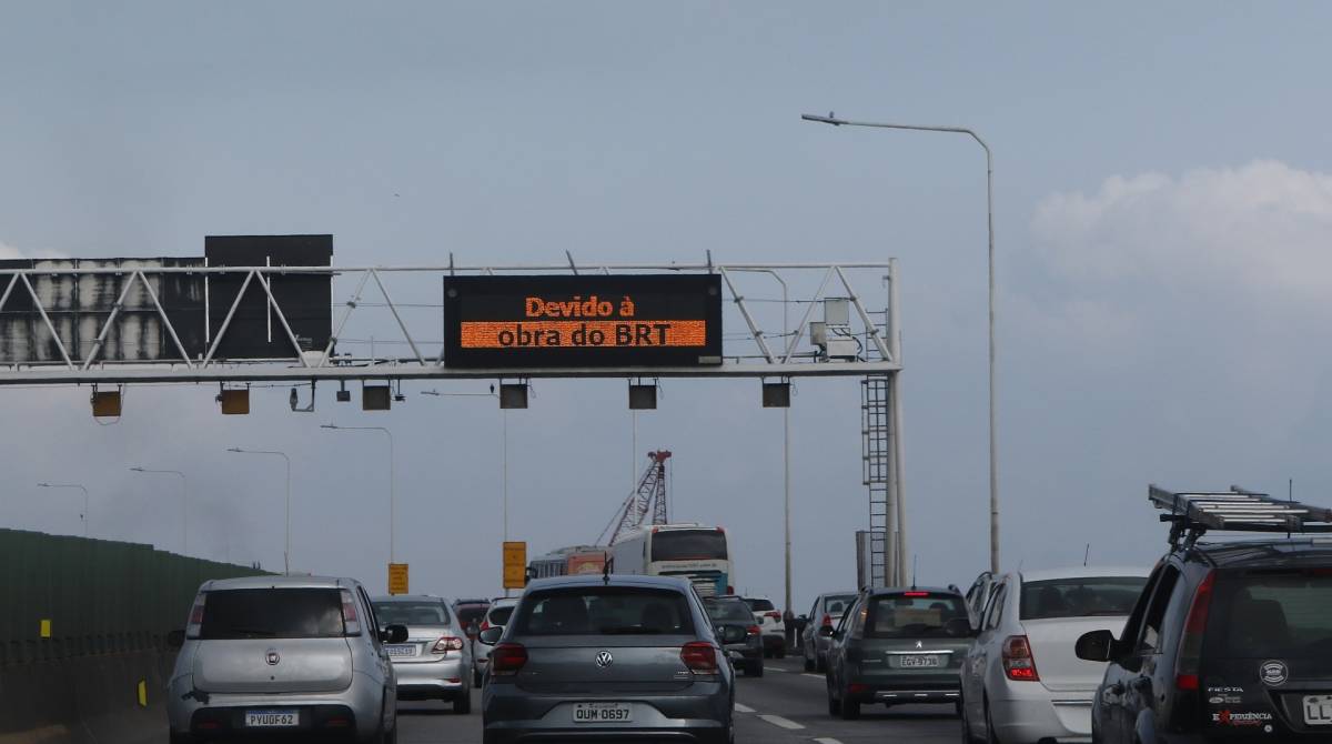 Rio de Janeiro - RJ - 16/10/2019 - Geral - Transito na Ponte Rio Niteroi - Motoristas e passageiros enfrentam horas no transito para chegarem ao Rio de Janeiro na manha de hoje - na foto, veiculos trafegam pela Ponte Rio Niteroi, seguem em direçao ao Rio de Janeiro Foto Reginaldo Pimenta / O Dia
