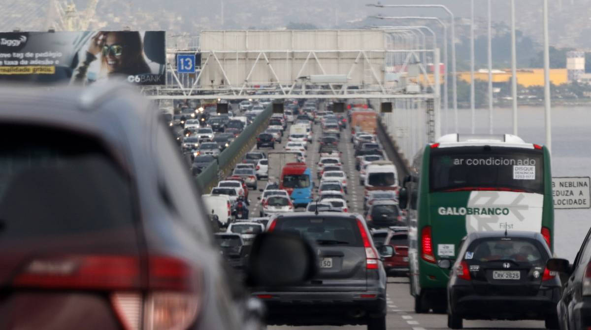 Rio de Janeiro - RJ - 16/10/2019 - Geral - Transito na Ponte Rio Niteroi - Motoristas e passageiros enfrentam horas no transito para chegarem ao Rio de Janeiro na manha de hoje - na foto, veiculos trafegam pela Ponte Rio Niteroi, seguem em direçao ao Rio de Janeiro Foto Reginaldo Pimenta / O Dia