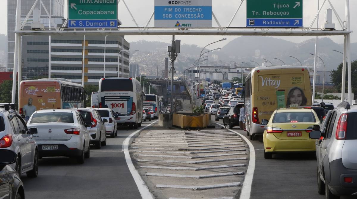 Rio de Janeiro - RJ - 16/10/2019 - Geral - Transito na Ponte Rio Niteroi - Motoristas e passageiros enfrentam horas no transito para chegarem ao Rio de Janeiro na manha de hoje - na foto, veiculos na chegada ao Rio - Foto Reginaldo Pimenta / O Dia