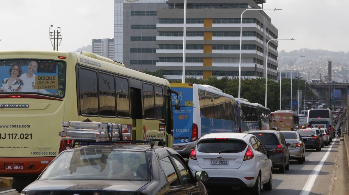 Rio de Janeiro - RJ - 16/10/2019 - Geral - Transito na Ponte Rio Niteroi - Motoristas e passageiros enfrentam horas no transito para chegarem ao Rio de Janeiro na manha de hoje - na foto, veiculos na chegada ao Rio - Foto Reginaldo Pimenta / O Dia