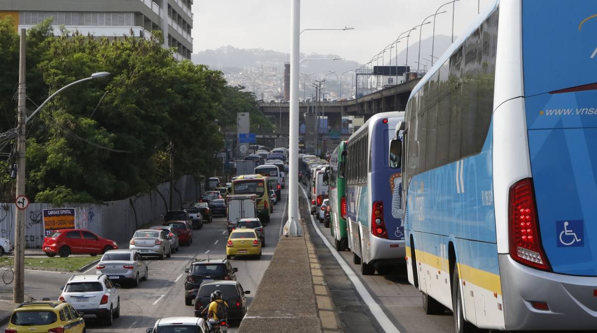Rio de Janeiro - RJ - 16/10/2019 - Geral - Transito na Ponte Rio Niteroi - Motoristas e passageiros enfrentam horas no transito para chegarem ao Rio de Janeiro na manha de hoje - na foto, veiculos na chegada ao Rio - Foto Reginaldo Pimenta / O Dia