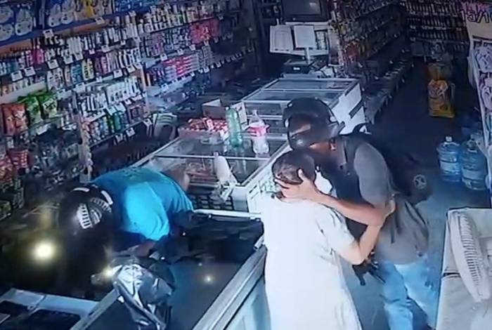 Idosa ganhou beijo de suspeito enquanto loja era assaltada