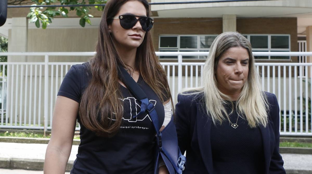 Shanna Garcia chega à DH, na Barra, acompanhada pela advogada   - Reginaldo Pimenta 