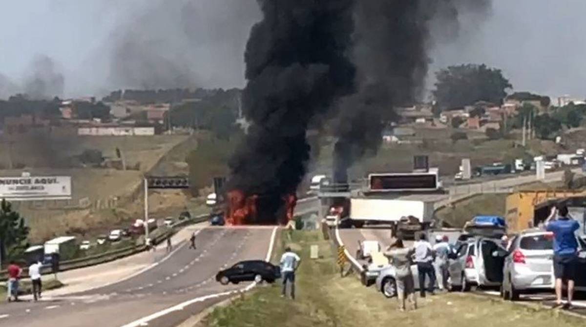 Bandidos incendiaram caminhões para dificultar trabalho da polícia - Reprodução/ Twitter