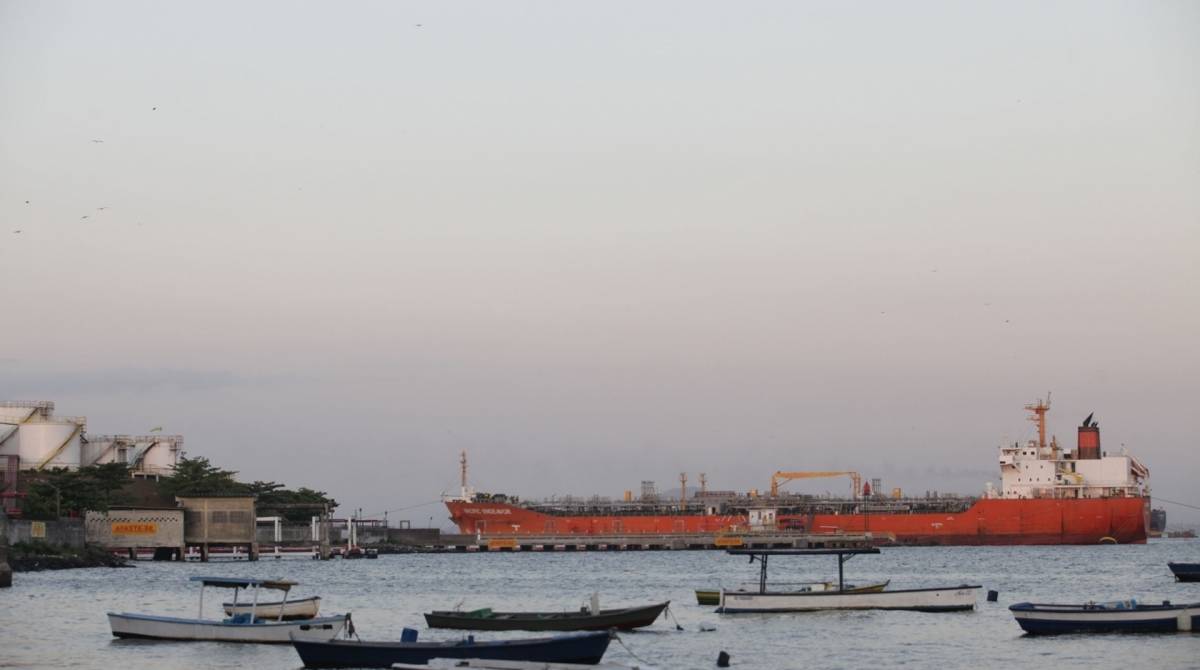 Carretas são abastecidas por grandes navios em Terminal Portuário da multinacional Cosan, na Ribeira. Elas saem do local carregadas de combustíveis e passam pela Estrada do Galeão
 - Fotos de Ricardo Cassiano