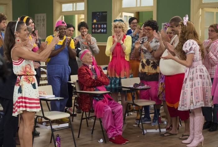 Seu Peru (Orlando Drummond) é recebido pela turma da 'Escolinha' - Globo/Estevam Avellar 