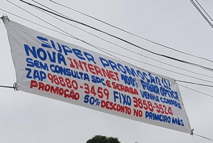 Faixa oferecia internet pirata em São Gonçalo. Após denúncias do DIA, traficantes a retiraram das ruas
