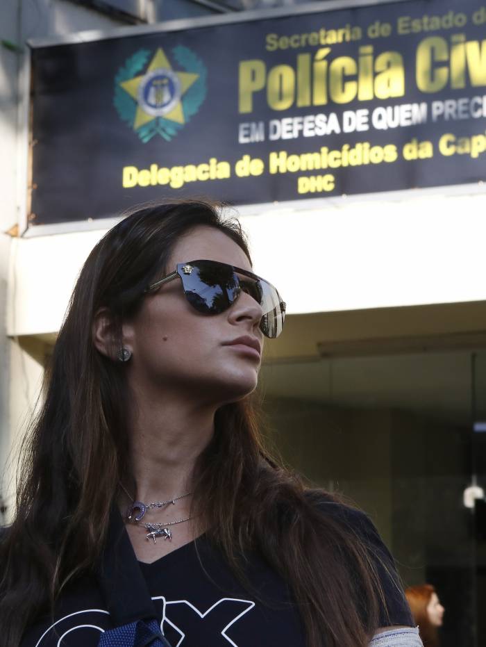 Rio de Janeiro - RJ  - 17/10/2019 - Policia - Depoimento de Shanna Garcia - Shanna Gracia sai da DHC, na Barra da Tijuca, zona norte do Rio, onde prestou depoimento sobre atentado sofrido -  Foto Reginaldo Pimenta / O Dia