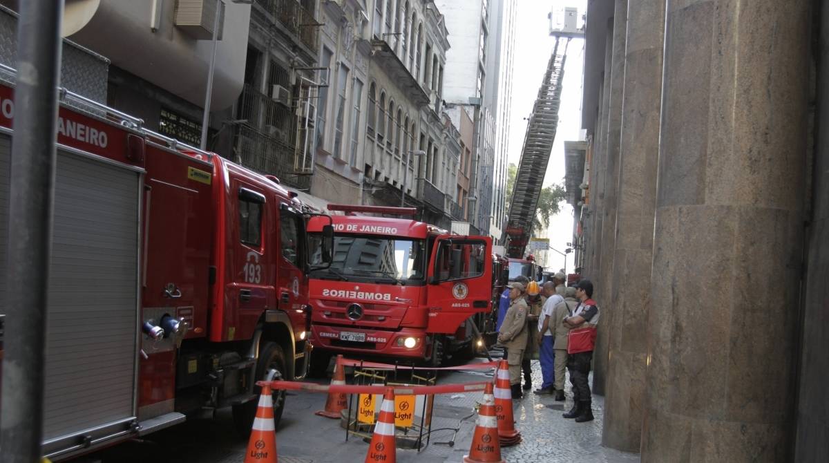  Prédio pegou fogo na Rua Buenos Aires, esquina com a Rio Branco, no Centro do Rio, nesta sexta-feira, (18). Foto: Cleber Mendes/Agência O Dia - Cleber Mendes/Agência O Dia