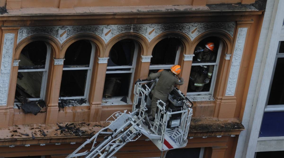 Pr&eacute;dio pegou fogo na Rua Buenos Aires, esquina com a Rio Branco, no Centro do Rio - fotos de Cleber Mendes