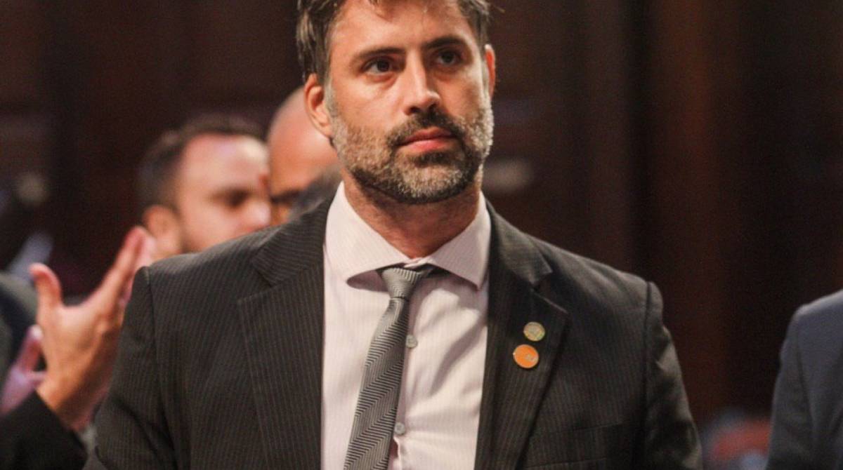 Projeto de emenda constitucional (PEC) que permite a instala&ccedil;&atilde;o de ind&uacute;strias de armas de fogo nos munic&iacute;pios fluminenses &eacute; do deputado Alexandre Freitas (Novo) - Divulga&ccedil;&atilde;o 