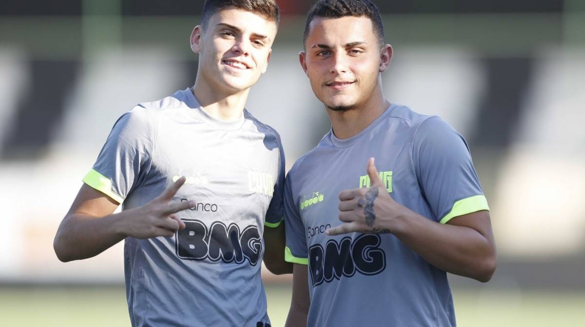 Ao lado de Gabriel Pec, Bruno Gomes, &agrave; direita, celebra o momento de afirma&ccedil;&atilde;o como profissional - Rafael Ribeiro Vasco