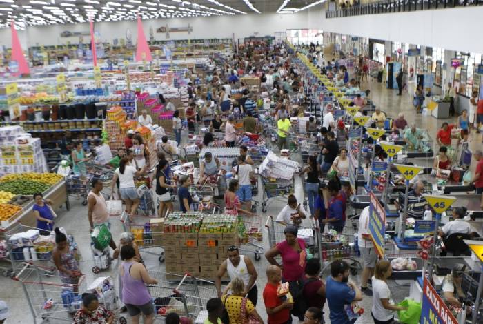 Aniversário do Guanabara leva multidões aos mercados da rede. Hoje o mercado fecha, mas amanhã abre