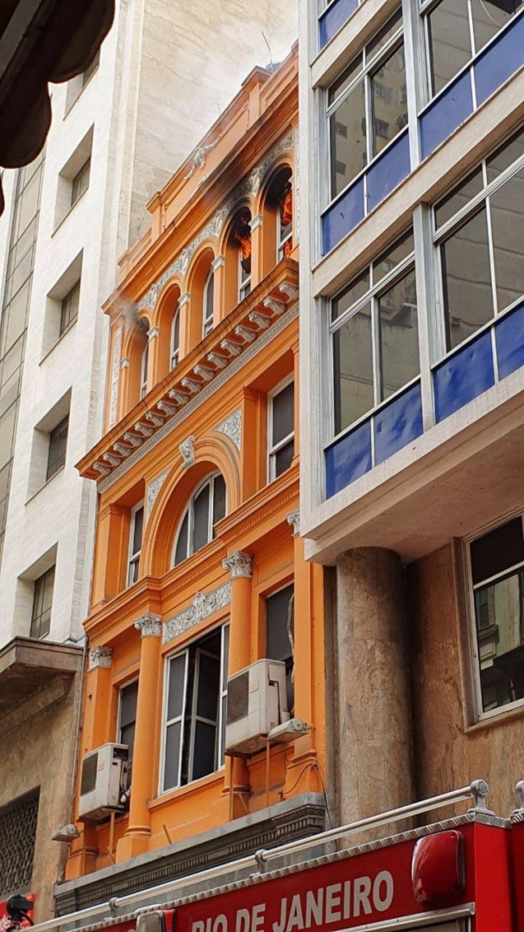 Prédio atingido pelas chamas