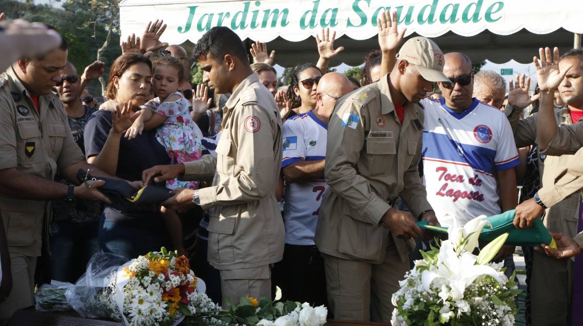 Rio de Janeiro - RJ  - 19/10/2019 - Geral - Sepultamento de bombeiros mortos no incendio na 4x4 - foram sepultados hoje, no cemiterio de Sulacap. zona oeste da cidade, os corpos dos bombeiros mortos no incendio na 4x4 - na foto, sepultamento de Klerton Araujo - Foto Reginaldo Pimenta / O Dia - Reginaldo Pimenta / Agencia O Dia