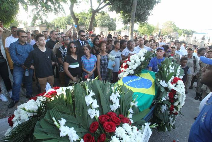 Familiares e amigos se despedem do Segundo Sargento José Pereira de Sá Neto