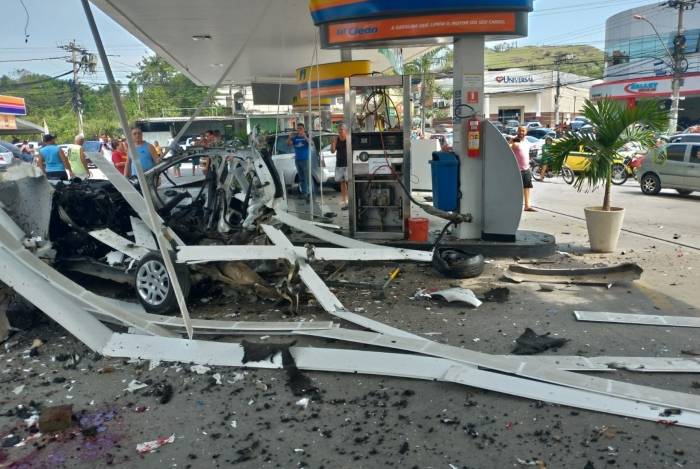 Carro explode em posto de gasolina quando estava abastecendo