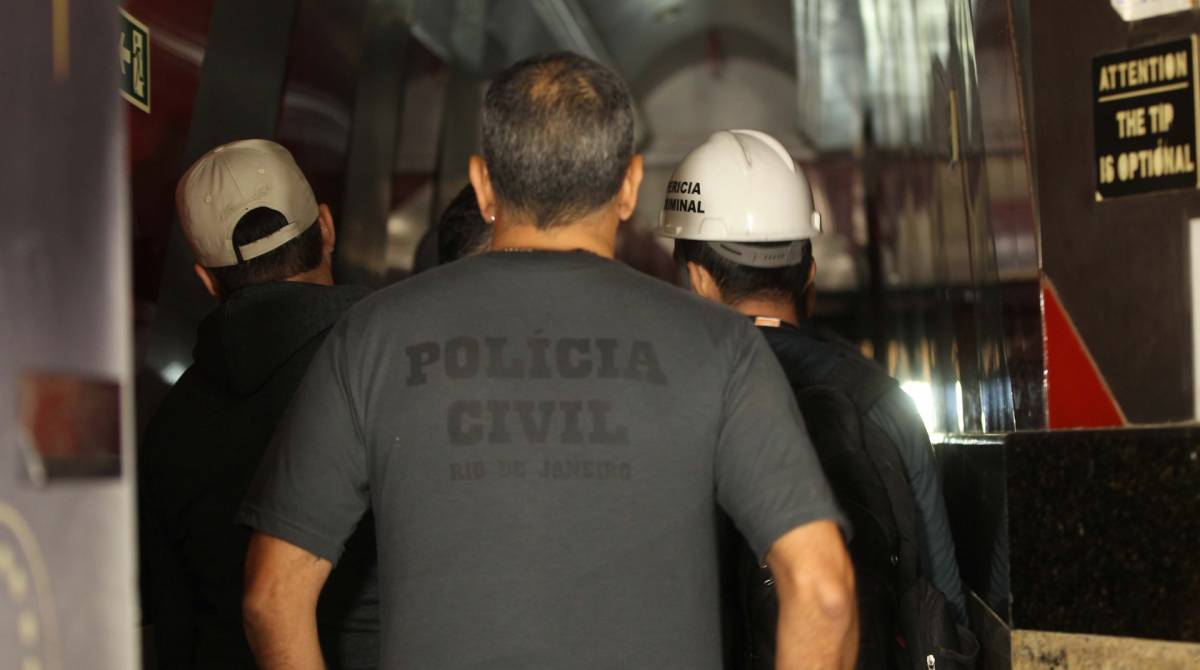 Per&iacute;cia na casa de massagens 4X4, na Rua Buenos Aires,centro da cidade.                Estefan Radovicz / Ag&ecirc;ncia O Dia                    CIDADE,RIO,INC&Ecirc;NDIO,PER&Iacute;CIA,TERMAS
      Byline