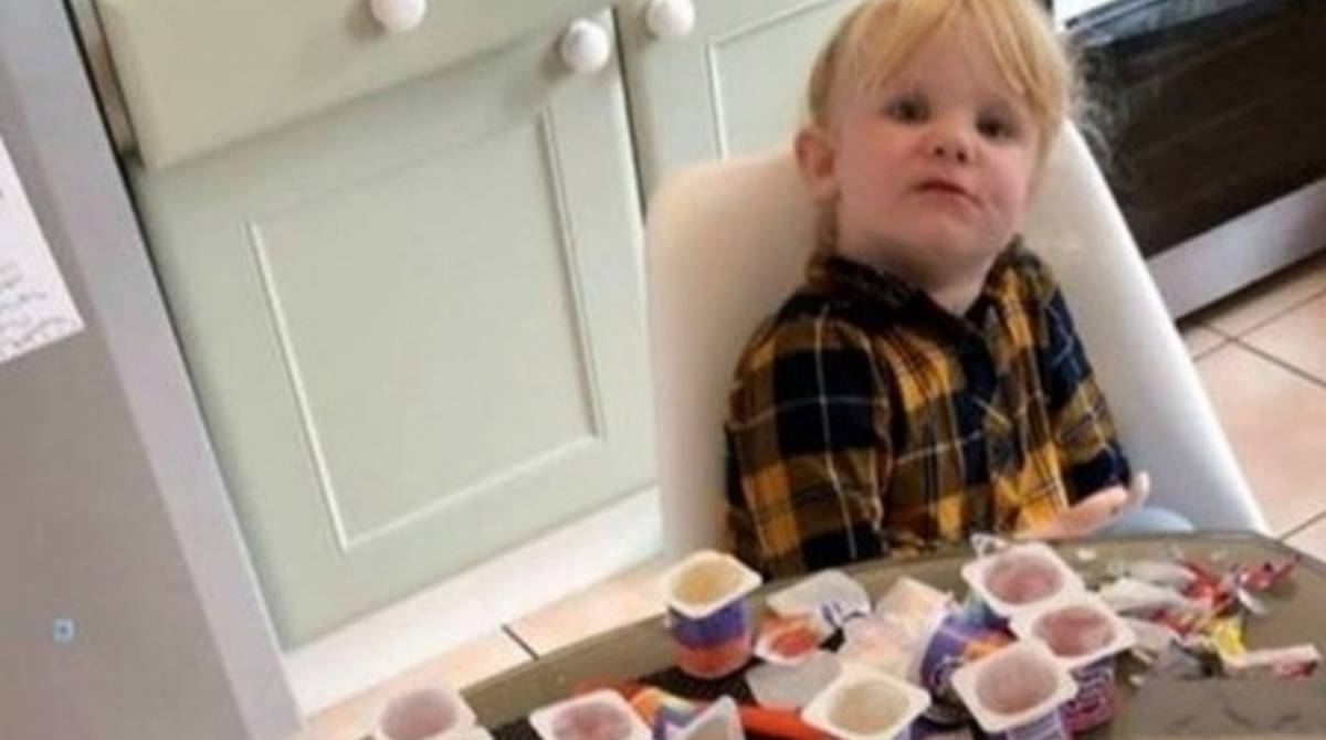 Pai encontrou a menina com 18 potes de iogurte vazios - Reprodução/ Facebook