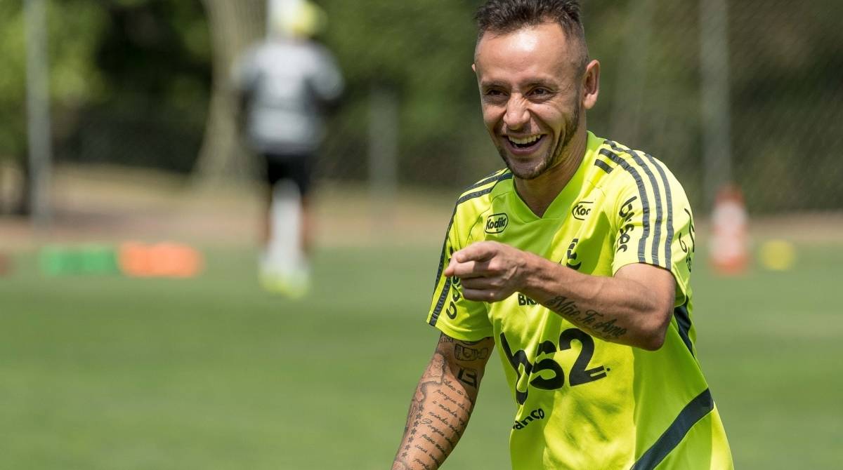 Rafinha, lateral do Flamengo, em treino no Ninho do Urubu