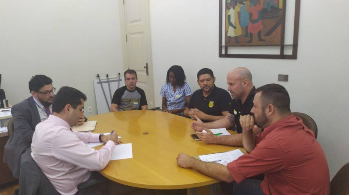 Ap&oacute;s a reuni&atilde;o dos agentes de seguran&ccedil;a socioeducativos do Degase com integrantes do governo Witzel, o sindicato da classe (Sind-Degase) convocou a categoria para uma assembleia que decidir&aacute; sobre poss&iacute;vel greve - Divulga&ccedil;&atilde;o