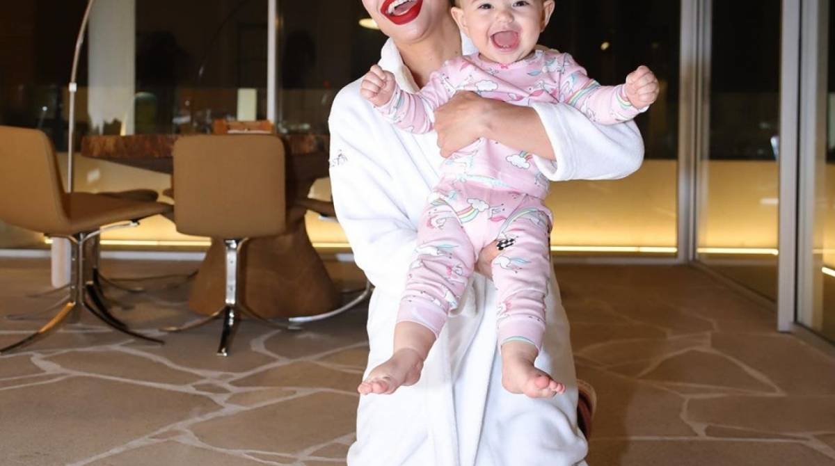 Sabrina Sato com a filha Zoe