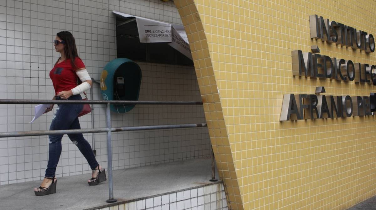 Shanna Harrouche Garcia, filha do bicheiro Waldomiro Paes Garcia, o Maninho, deixa o Instituto M&eacute;dico Legal, ap&oacute;s fazer exame de corpo de delito, nesta segunda-feira - Ricardo Cassiano/Ag&ecirc;ncia O Dia