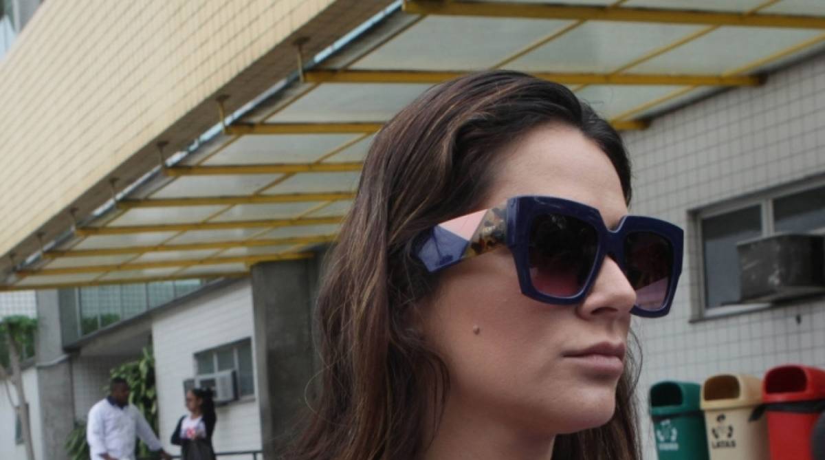 Shanna Harrouche Garcia, filha do bicheiro Waldomiro Paes Garcia, o Maninho, no Instituto M&eacute;dico Legal, ap&oacute;s fazer exame de corpo de delito