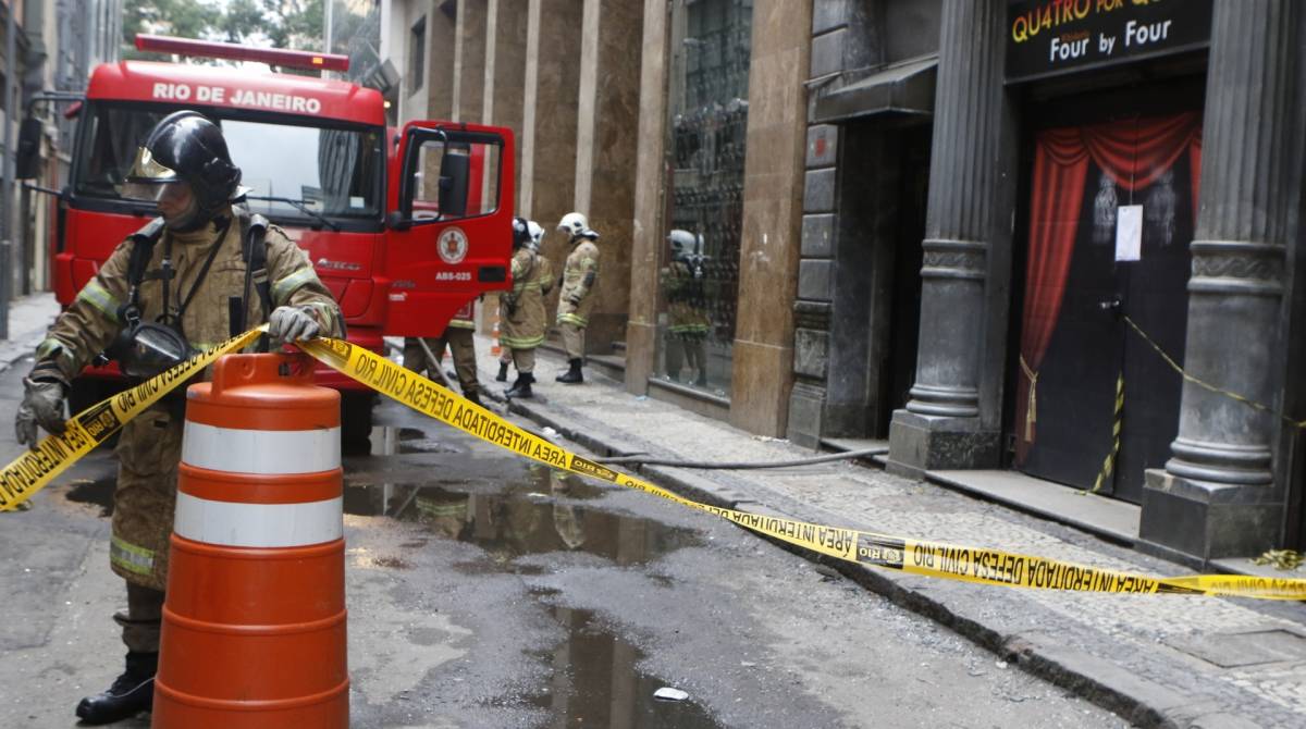 Bombeiros atuam em novo foco de inc&ecirc;ndio na boate Quatro por Quatro, nesta segunda-feira, no Centro - Reginaldo Pimenta / Agencia O Dia