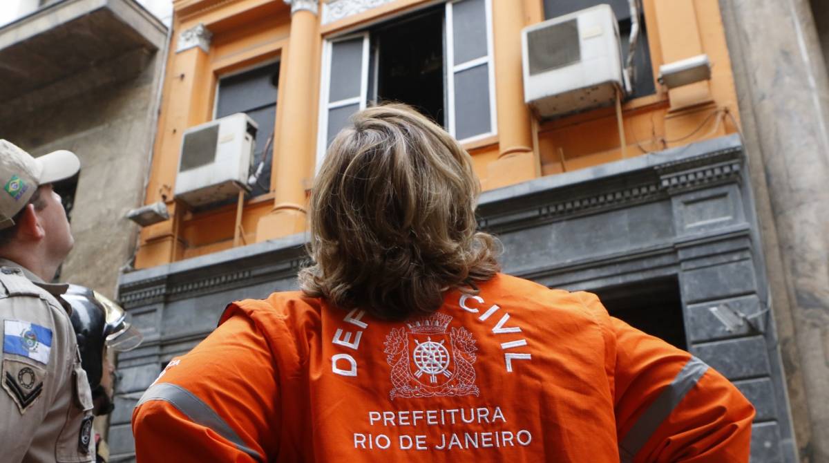 Rio de Janeiro - RJ  - 21/10/2019 - Geral - Surge novo foco de incendio na boate 4x4, na Rua Boenos Aires, no centro do Rio, na manha de hoje - na foto, defesa civil chega ao local - Foto Reginaldo Pimenta / O Dia