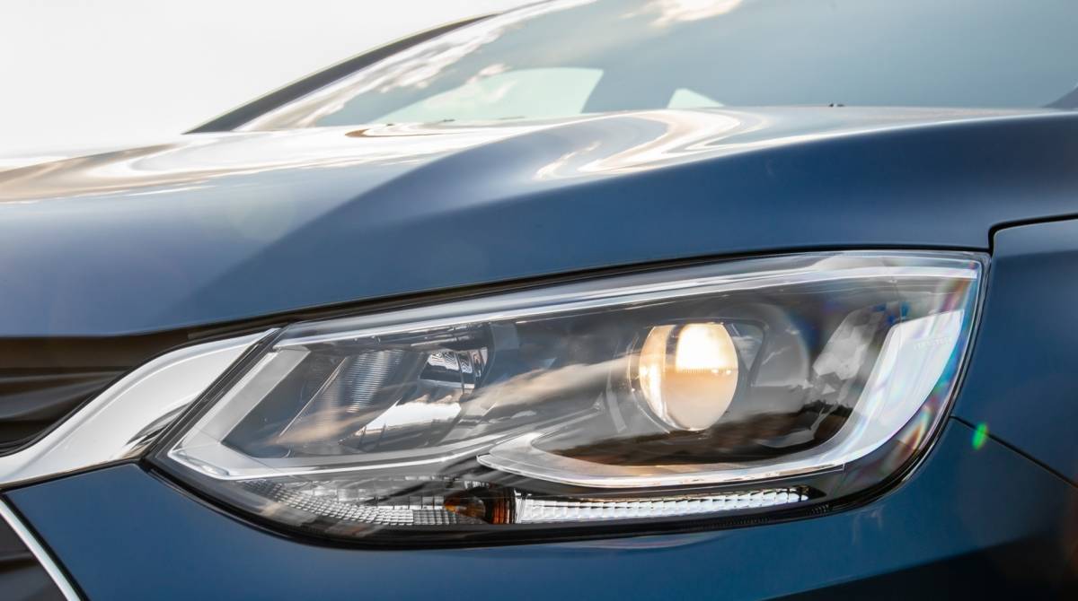 Farol com projetor elíptico tem detalhe que se repete no interior