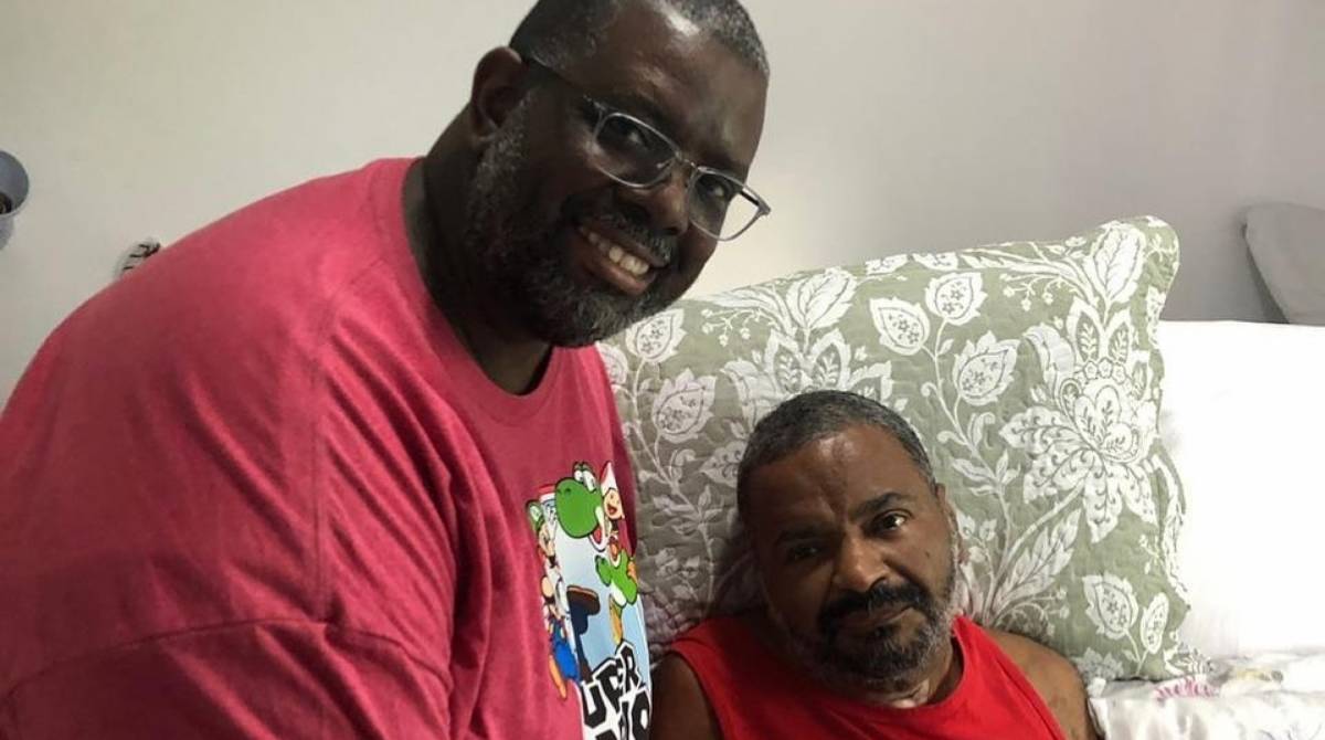 No sentido hor&aacute;rio, do centro: P&eacute;ricles e banda, o cantor feliz no DVD, cantando com Xanddy e com Jorge Vercillo, visitando Arlindo Cruz e posando com a mulher, gr&aacute;vida