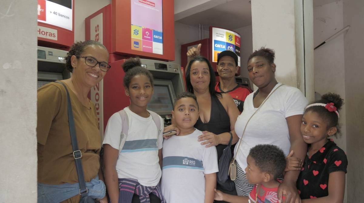 Moradores comemoram a chegada dos caixas eletrônicos na comunidade. Terminal mais próximo ficava a 20 minutos de ônibus - DIVULGAÇÃO