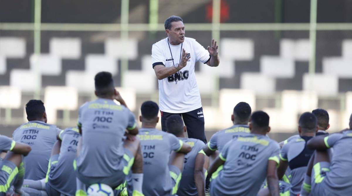 Luxa conversa com jogadores em treino: hora de acabar com riscos - Rafael Ribeiro / Vasco