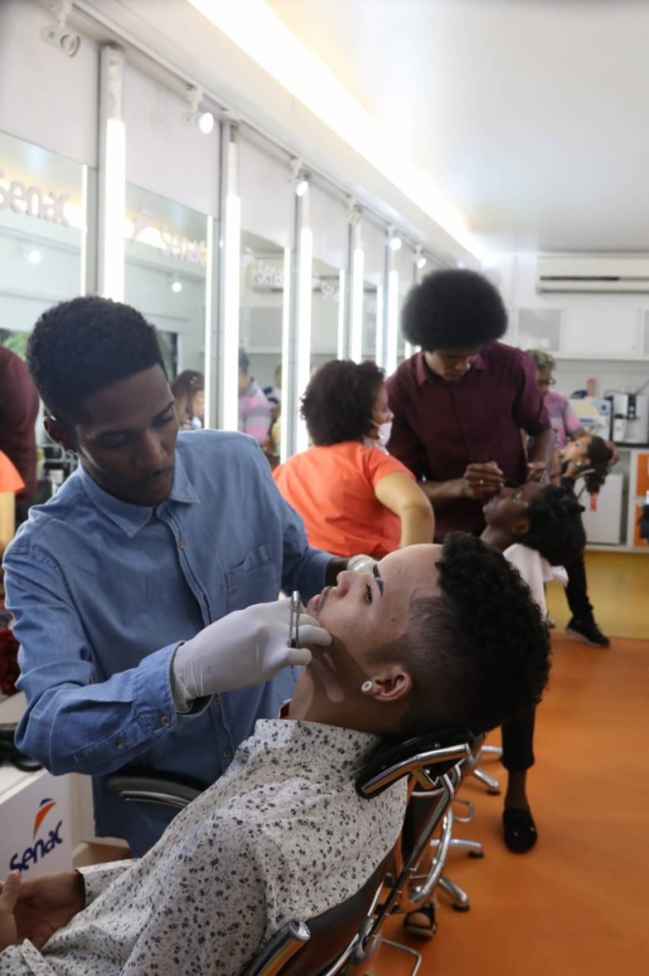 Cursos de qualificação são gratuitos e possibilitam a qualificação da população em serviços de beleza - fotos de Divulgação