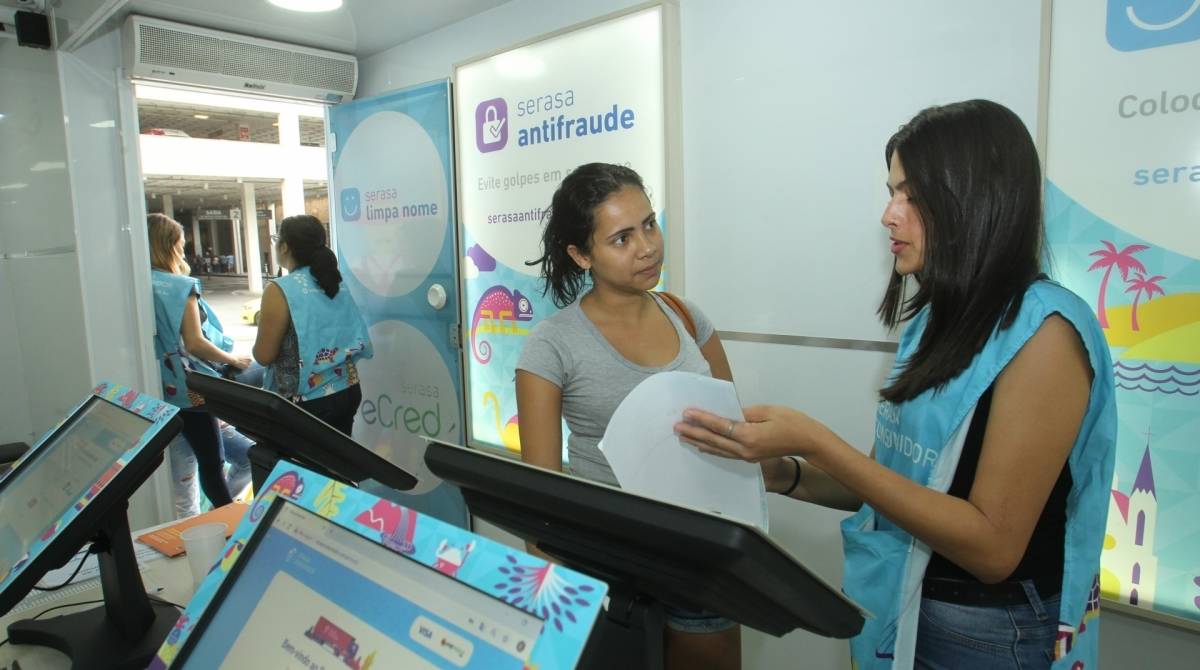 Caminhão Limpa Nome do Serasa para resolver as dívidas em atraso está no estacionamento do Shopping Nova América, de hoje a sábado.