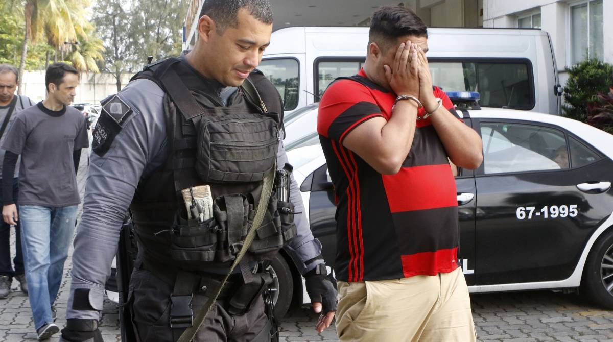 Rio de Janeiro - RJ - 22/10/2019 - Policia - Operaçao Jogo Sujo - Policiais civis fazem na manha de hoje operação para prender suspeitos de organizarem invasao ao Maracana no jogo entre Flamengo x Gremio pela Libertadores da America. Os presos estao sendo trazidos para a Cidade da Policia, no Jacare, zona norte do Rio - Foto Reginaldo Pimenta / O Dia